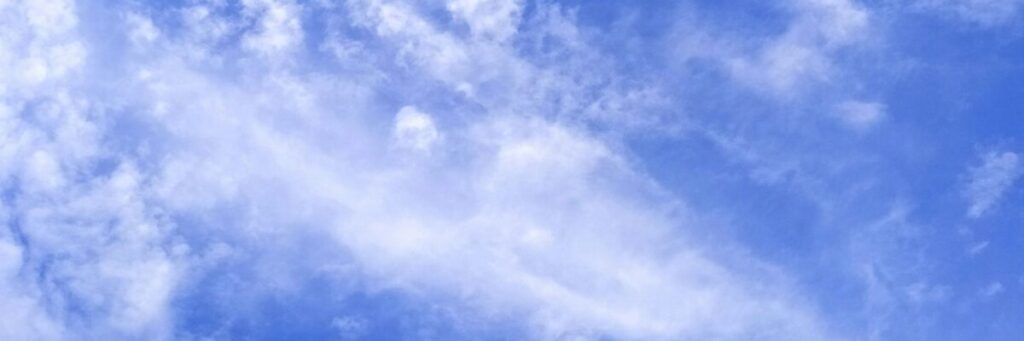 職場の人間関係やストレスから心が解放されるような、澄み渡った青空