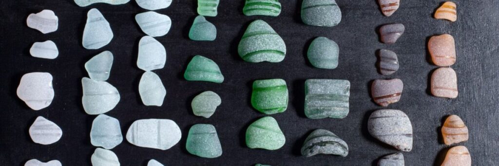 HSPがバイトのしんどさの原因を整理するイメージの、整然と並んだ石