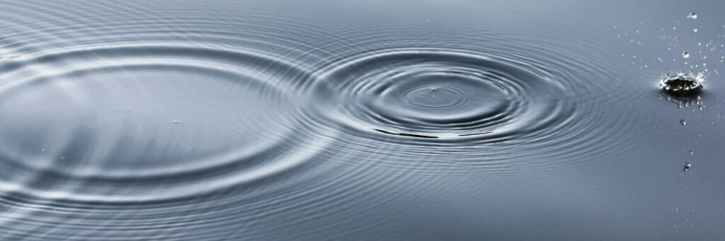 静かな水面に幾重にも広がる波紋。HSPが周囲の刺激や相手の感情を敏感に受け取り、心の中に影響が広がっていく仕組みを表現しています